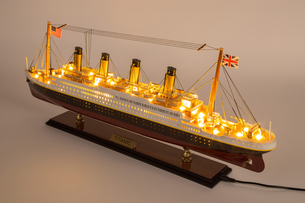 RMS Titanic model ship with LED lights | Seacraft Gallery